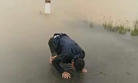 Trên đường vượt lũ đi sinh, thai phụ rớt xuống thuyền mất tích